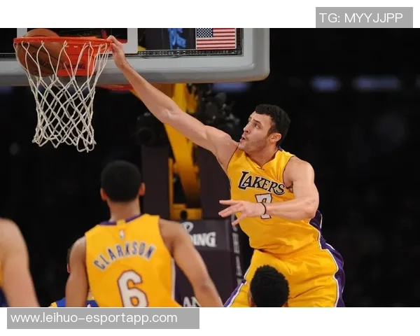 小南斯谈詹姆斯与科比领导风格差异幽默风趣与严格要求的对比分析 小南斯谈詹姆斯与科比领导风格差异幽默风趣与严格要求的对比分析