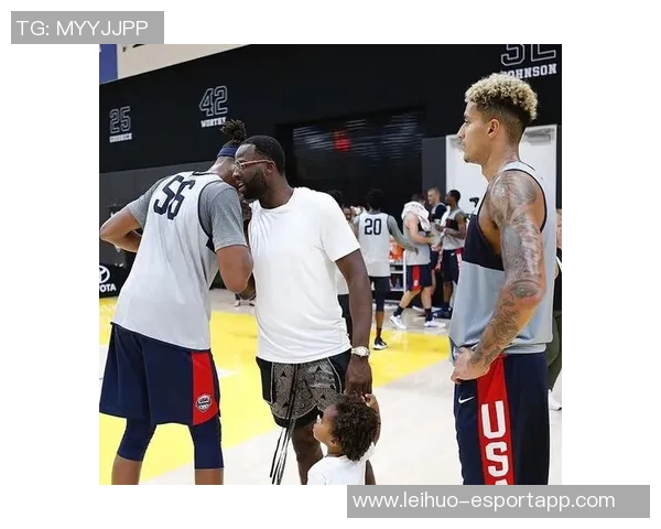 追梦格林赛后穿保护靴离开球馆伤势引发球迷担忧